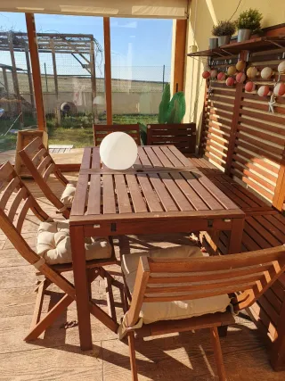 Mesa y sillas de exterior de madera