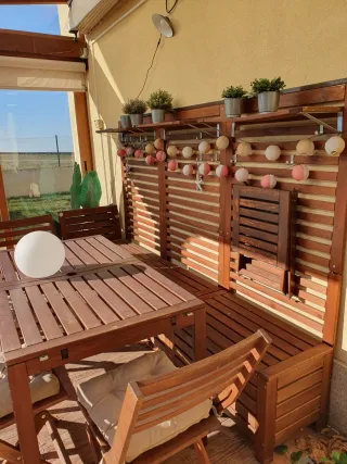 Mesa y sillas de exterior de madera