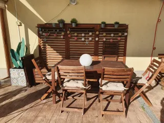 Mesa y sillas de exterior de madera