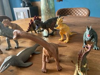 Lote de dinosaurios de juguete