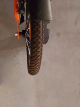 Bici infantil naranja casi nueva