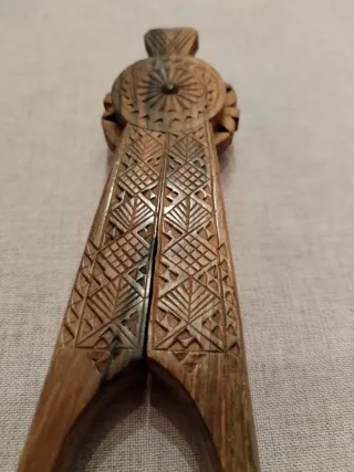 Schiaccianoci in legno intagliato