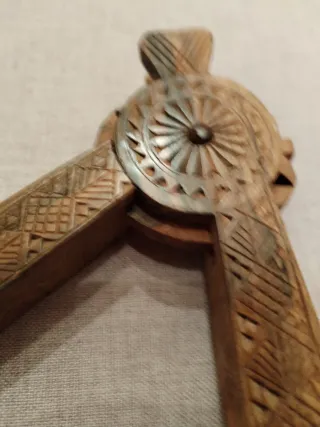 Schiaccianoci in legno intagliato