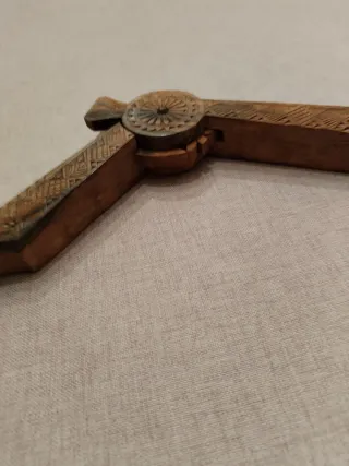 Schiaccianoci in legno intagliato