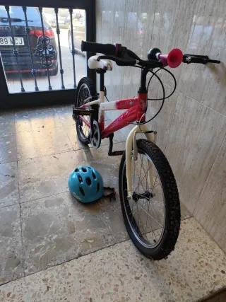 Bicicleta infantil roja y blanca + Casco