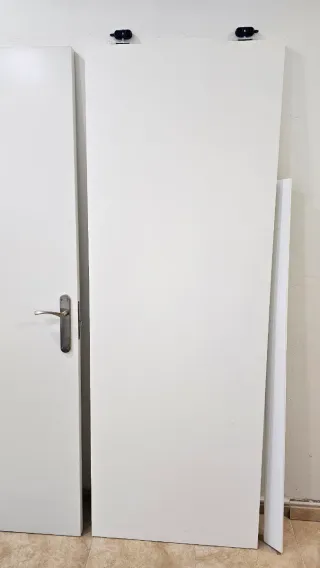Puertas blancas Una normal y otra corredera