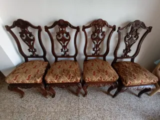 Mesa de salón de madera con tapa de cristal