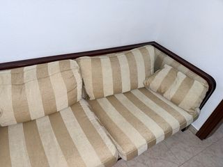 Sofá de tela a rayas beige y marrón