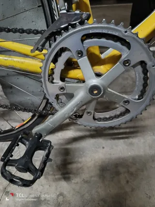 Bicicleta de carretera amarilla