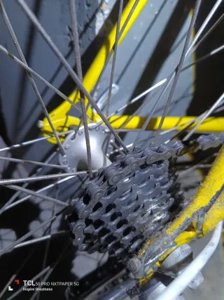 Bicicleta de carretera amarilla