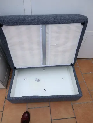 Asiento de almacenaje gris y blanco