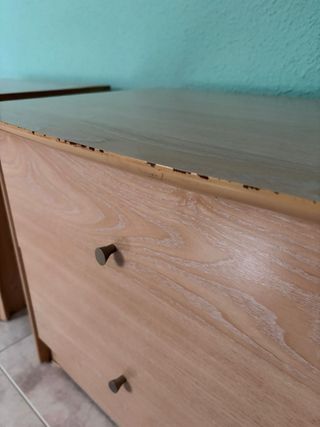 Mesita de noche y cómoda de madera