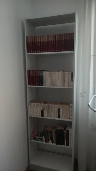 Escritorio con mesitas de noche y cama