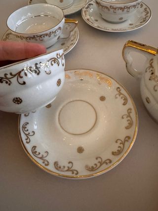 Juego de café de porcelana con detalles dorados
