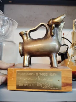 Estatuilla bronce toro base madera conmemorativa