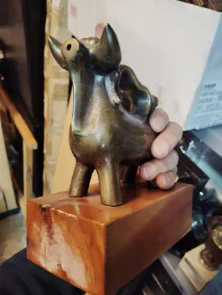 Estatuilla bronce toro base madera conmemorativa