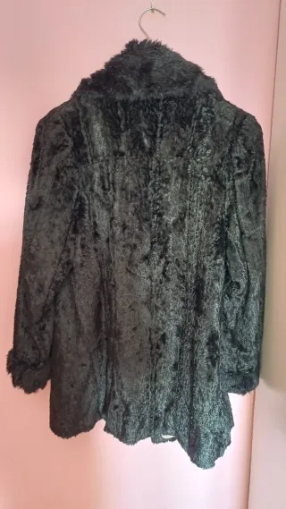 Abrigo de pelo negro