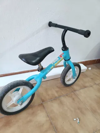 Bicicleta infantil azul sin pedales para inicio
