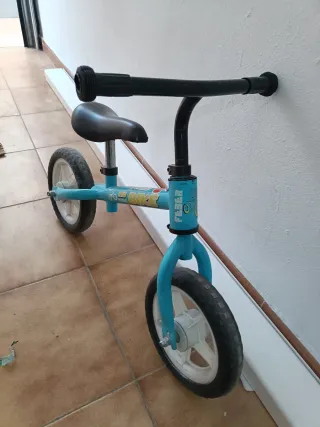 Bicicleta infantil azul sin pedales para inicio