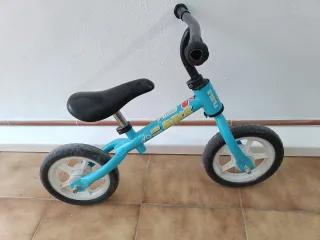 Bicicleta infantil azul sin pedales para inicio