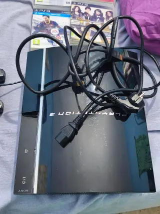 PlayStation 3 con mandos y juegos
