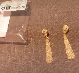 Pendientes dorados largos sin estrenar