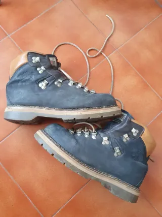 Botas de montaña Trek negras y marrones