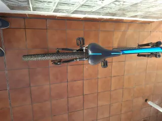 Bicicleta de montaña negra