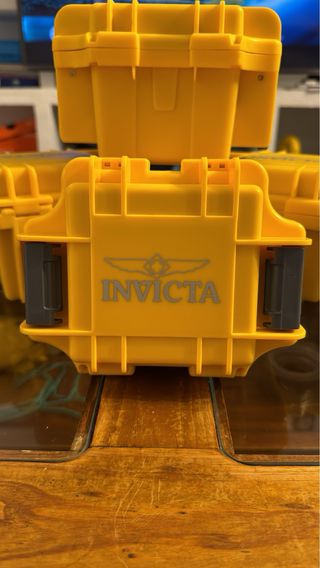 Reloj INVICTA plateado y azul