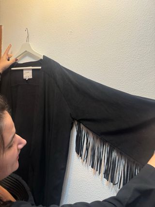 Chaqueta Flecos Antelina Negra Pull&Bear Talla 38