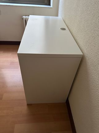 Mesa de estudio blanca con cajón y hueco