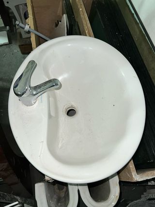 Lavabo de cerámica con grifería