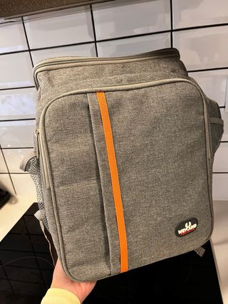 Mochila nevera gris y naranja