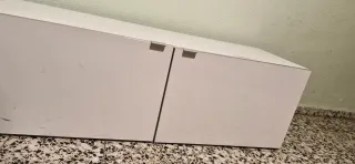 Mesa TV blanca con puertas