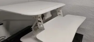 Elevador de escritorio blanco