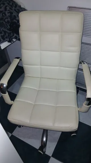 Silla de escritorio con ruedas beige