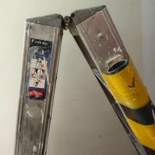 Escalera de Aluminio Plegable