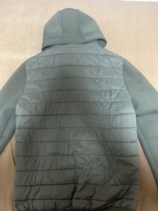 Cazadora acolchada con capucha verde