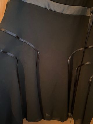 Falda midi negra con detalles de cinta