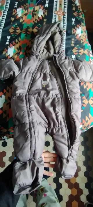 Buzo para bebé gris con capucha