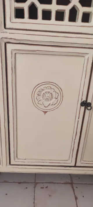 Aparador de madera beige