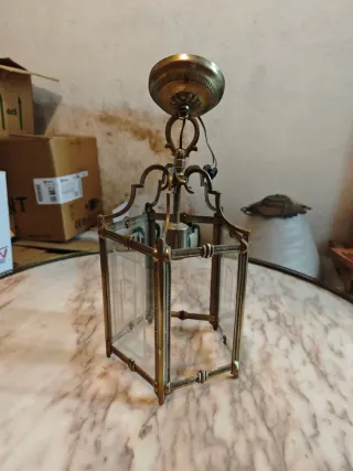 Lámpara antigua de metal y cristal