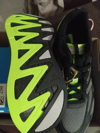 Zapatillas Adidas  adizeroNegras y Verdes Talla 38