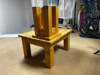 Mesa baja de madera con 2 taburetes