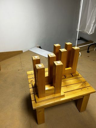 Mesa baja de madera con 2 taburetes