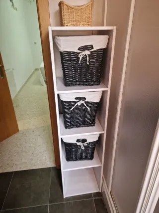 Estantería blanca con 3 cestas negras