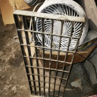 Parrilla de alcantarilla metálica