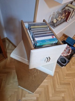 Mueble estrecho de madera con cajones