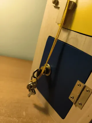 Casa de madera Montessori. Primer aprendizaje.