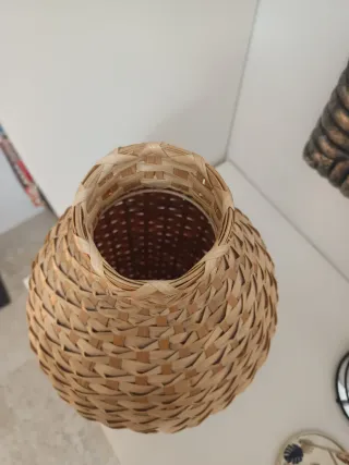 Jarrón de mimbre.
